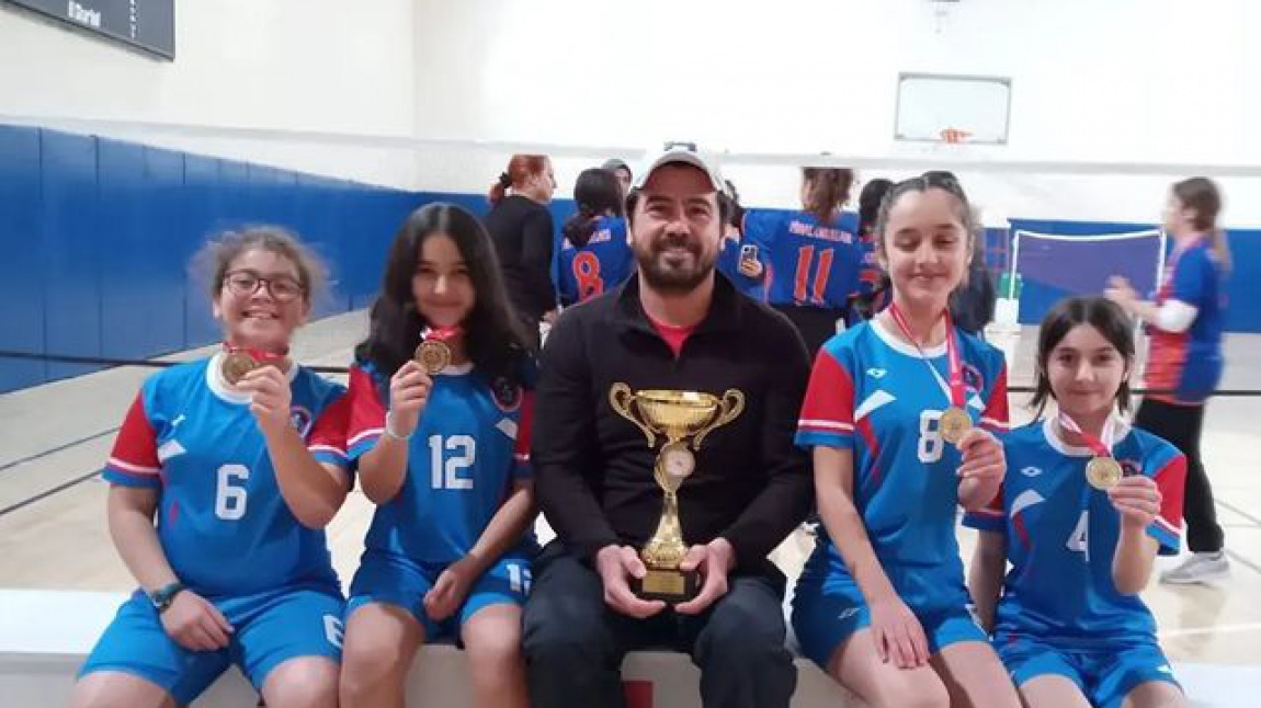 Küçük Kız Badminton Takımı Antalya'da yapılan turnuvalar sonucunda İl Şampiyonu